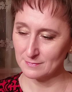 		Nieśmiało spuszcza wzrok